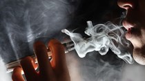 Cigarros electrónicos são tão nocivos como os