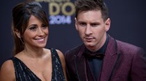 Messi de férias com noiva e colegas de equipa