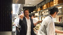 Jamie Oliver oferece comida, água e amor às vítimas do incêndio