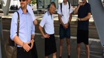 Motoristas proibidos de usar calções aparecem de saia