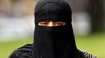Empresa proíbe véu islâmico negro por parecer terrorista