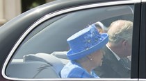Rainha de Inglaterra denunciada por não usar cinto