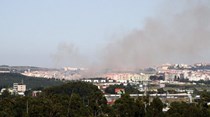 Incêndio obriga a evacuar lar e creche no Cacém