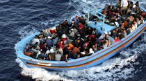 Guarda Costeira grega resgatou barco com 120 refugiados