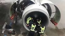 Mulher atira moedas para motor de avião