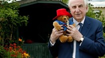 Morreu Michael Bond, criador do urso Paddington