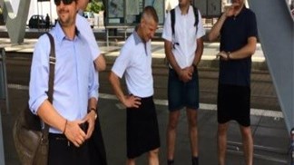 Motoristas proibidos de usar calções aparecem de saia