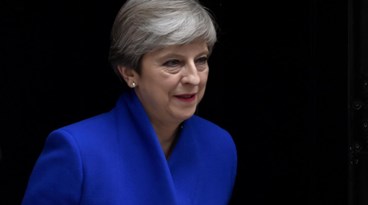 Theresa May sobrevive a crise eleitoral