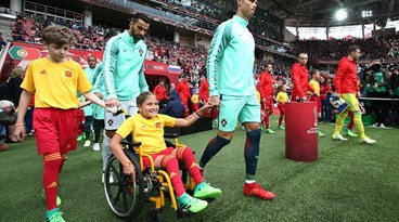 Ronaldo oferece casaco da Selecção a menina em cadeira de rodas