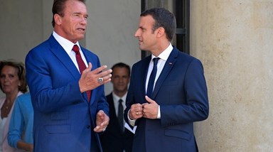 Schwarzenegger e Macron juntos contra Trump