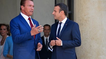 Schwarzenegger e Macron juntos contra Trump