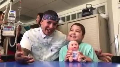 Cantor de Despacito surpreende criança com cancro
