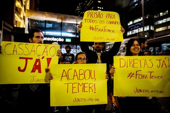 Brasileiros protestam contra o Presidente do Brasil, Michel Temer, no primeiro dia do julgamento do Tribunal Superior Eleitoral.