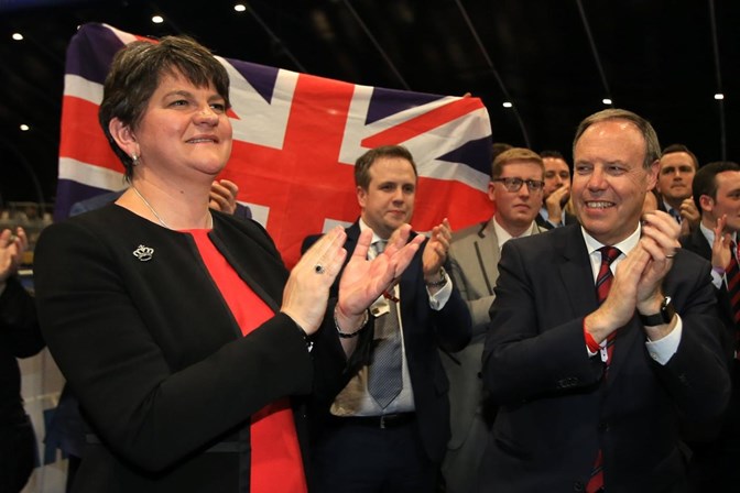 A líder do DUP Arlene Foster a celebrar os resultados eleitorais.