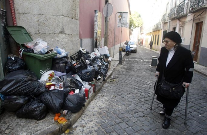 Funcionários cumprem dois dias de greve na recolha do lixo