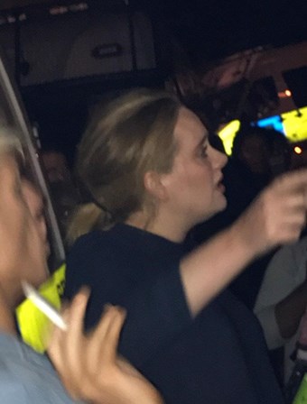 A cantora britânica Adele visitou o local da tragédia ontem à noite e abraçou alguns moradores.