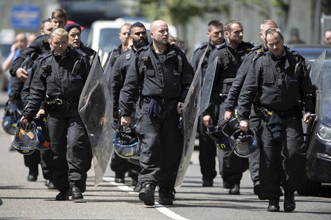 Agentes do grupo táctico da polícia.