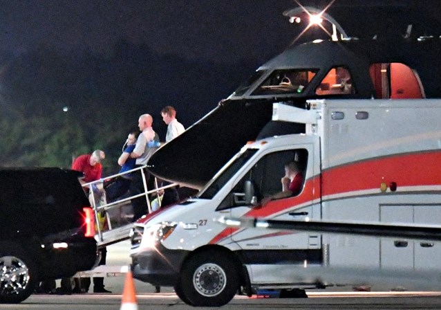 A chegada de Otto Warmbier ao aeroporto de Cincinnati, EUA, em coma.
