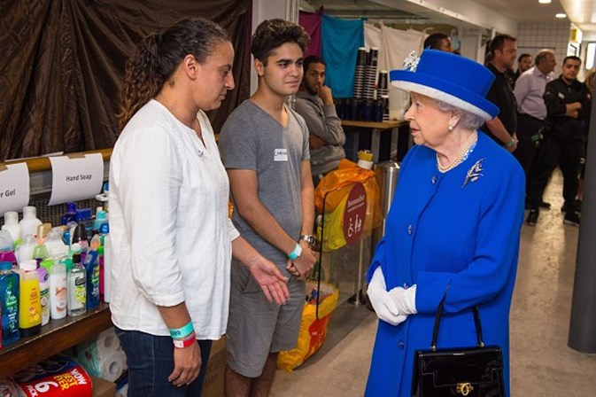 A rainha Isabel II visitou os desalojados.