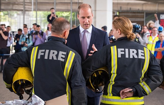 O príncipe William falou com os bombeiros que combateram as chamas na torre londrina.