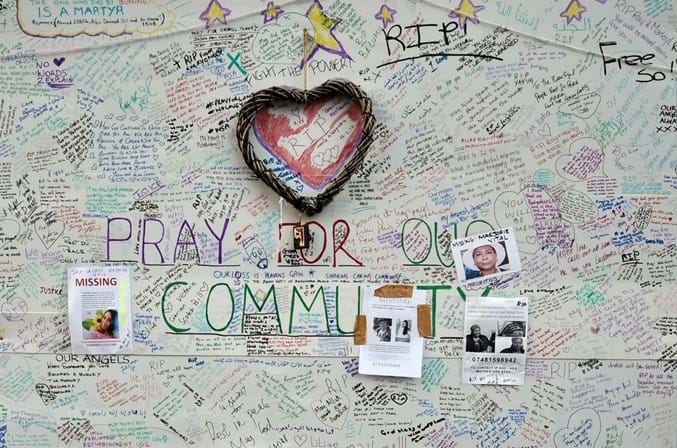 Um placard de mensagens de condolências junto ao local da tragédia.