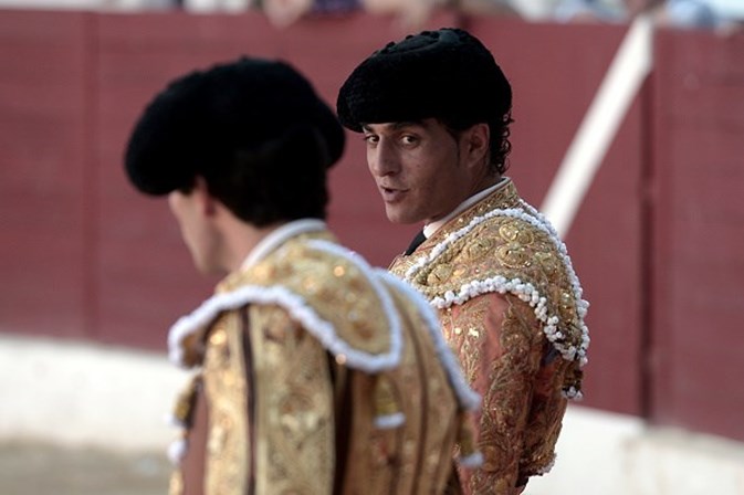 Ivan Fandino conversa com um colega na praça de touros francesa de <span>Aire-sur-l’Adour.</span>