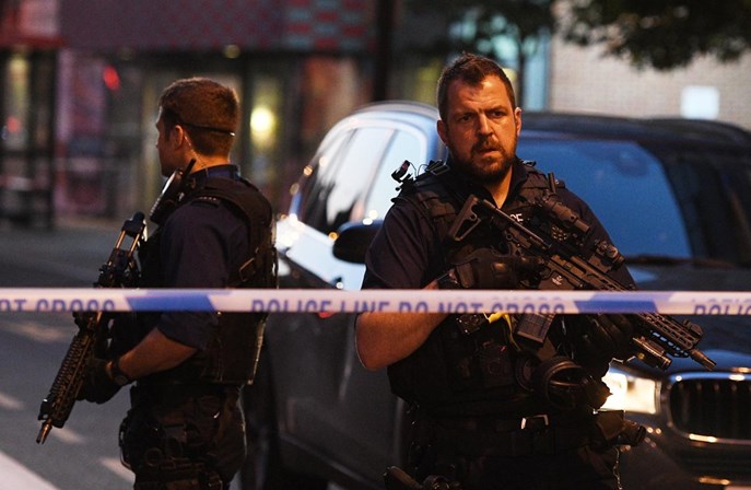 Polícia junto do local do atentado.