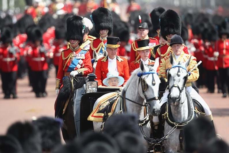 Rainha Isabel II durante parada Trooping the Colour