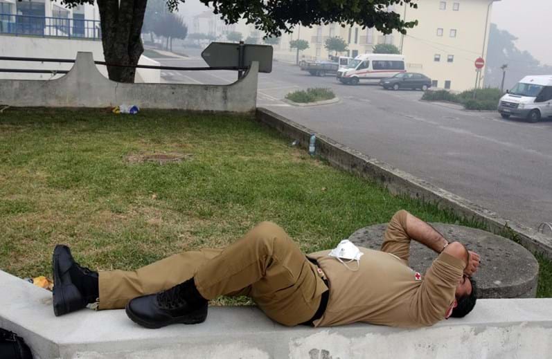 O descanso dos heróis que permanecem em Pedrogão