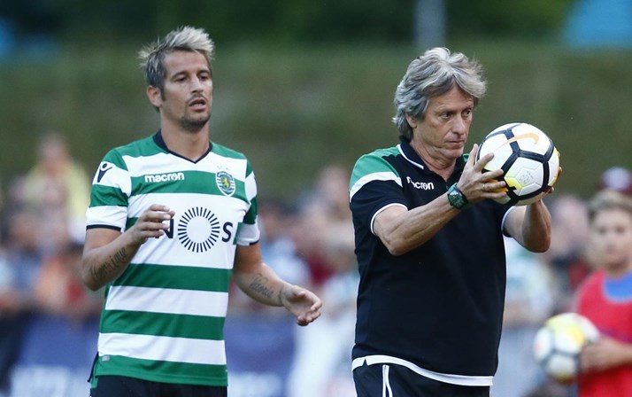 Coentrão segura cachecol com insultos ao Benfica