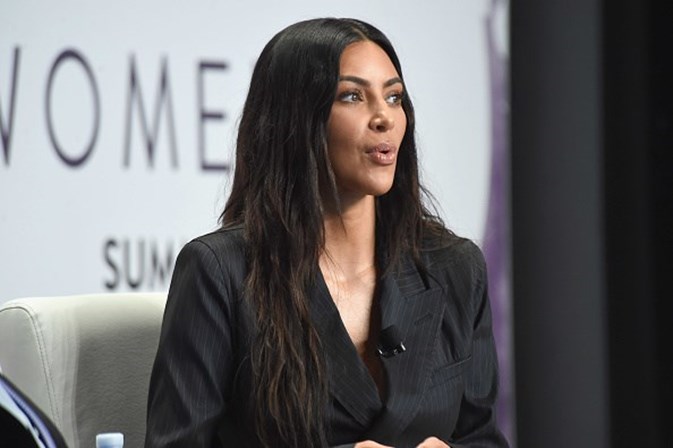 O que faz Kim Kardashian nua em cima de uma árvore?