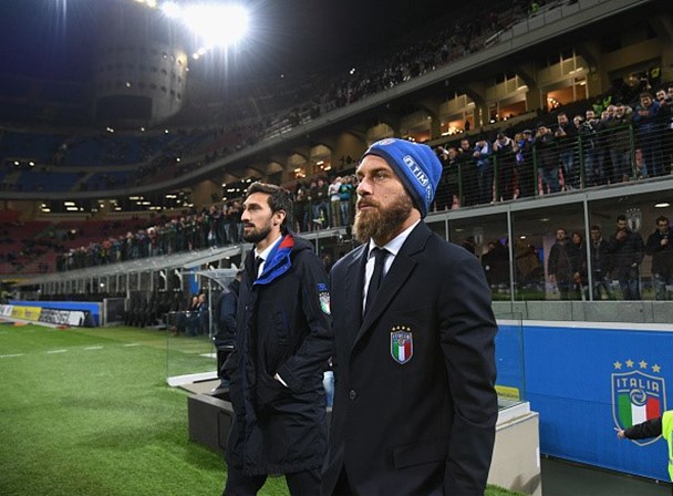 De Rossi furioso no banco italiano — Vídeo