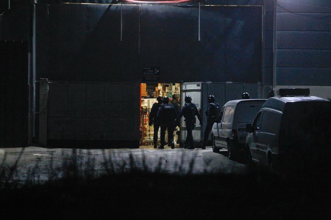 Assalto à mão armada em supermercado. Homem barricado