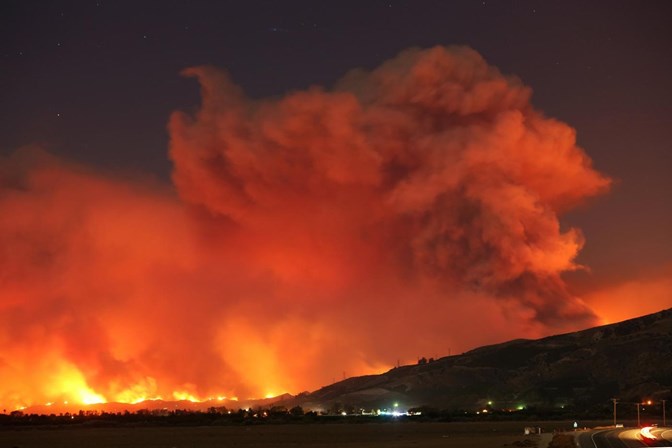 Incêndio leva à evacuação de mais de 400 casas na Califórnia Incêndio leva à evacuação de mais de 400 casas na Califórnia