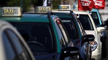 Taxistas não desistem do protesto.