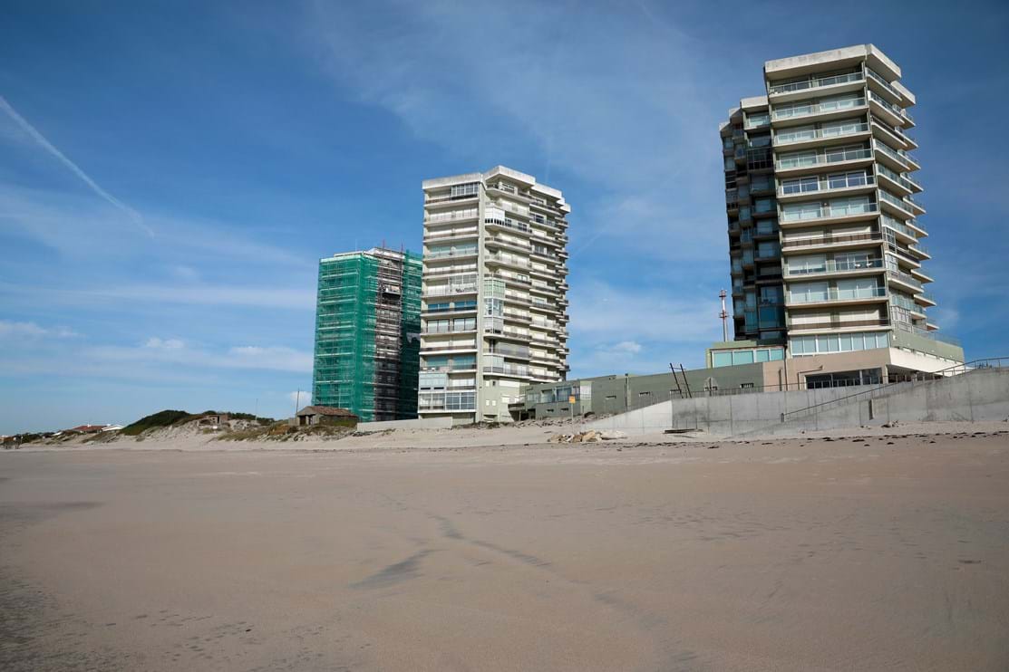 Habitantes Culpam Estado Por Avan O Do Mar Em Esposende Portugal S Bado