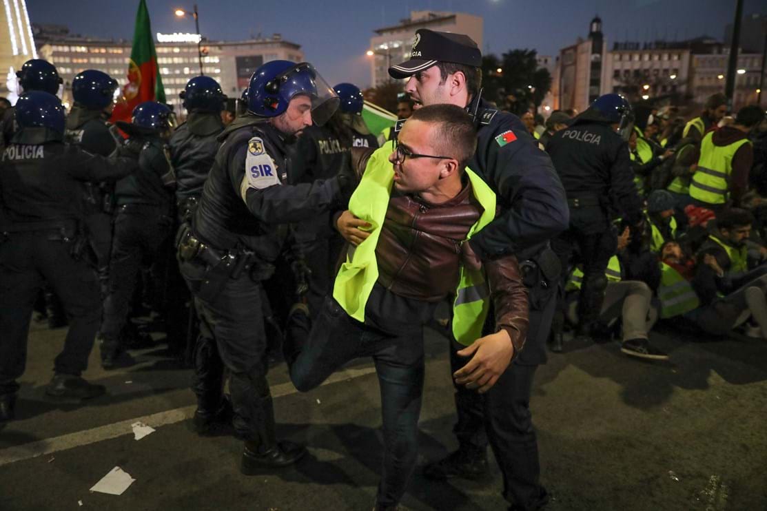 Coletes Amarelos Quatro Detidos E Manifestantes Identificados Em