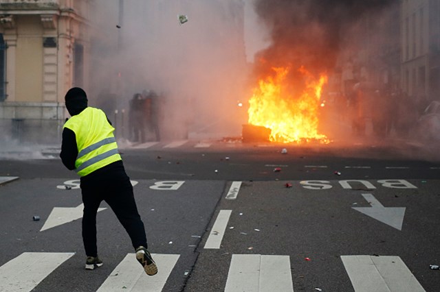 Tensão e chamas na manifestação dos coletes amarelos em Paris Mundo