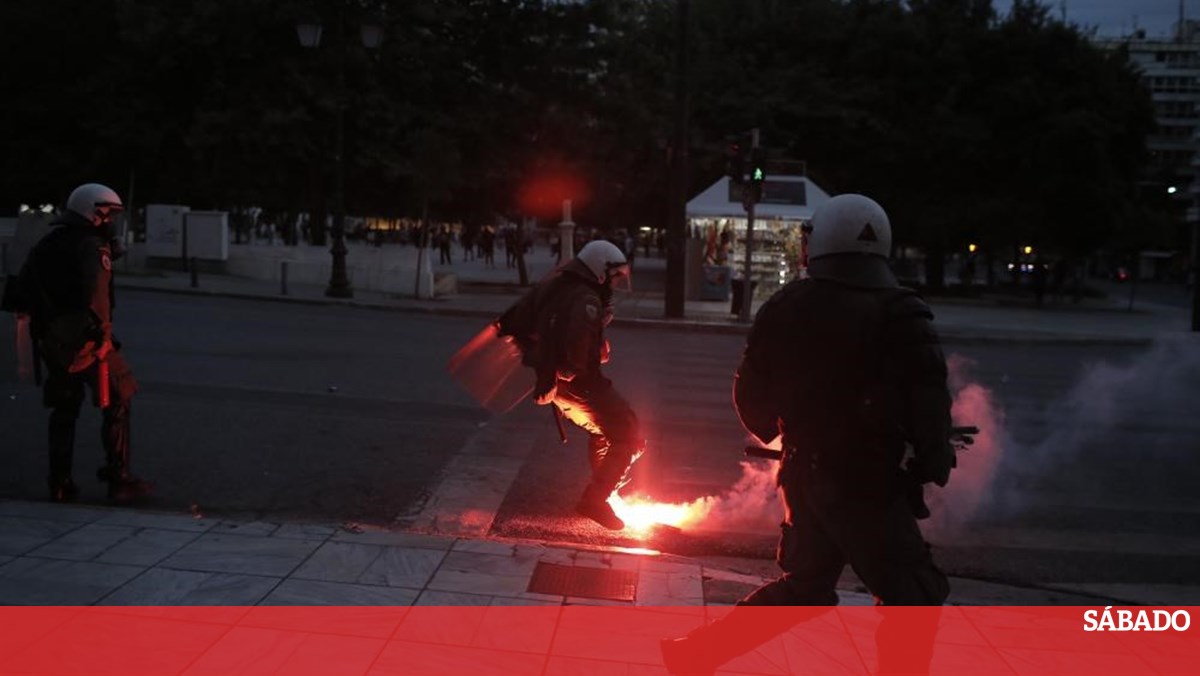 Polícia grega lança gás lacrimogéneo numa marcha contra violência