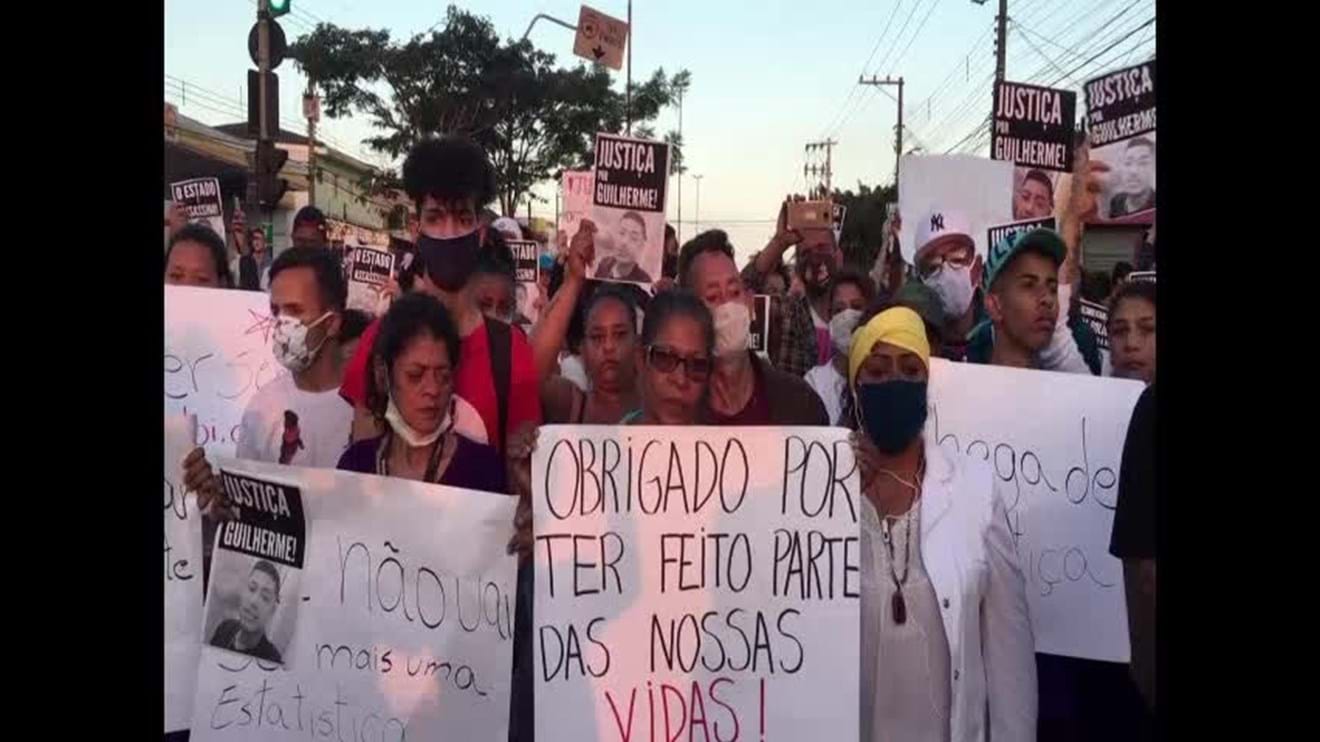 Brasileiros protestam contra morte de jovem de 15 anos Vídeo SÁBADO