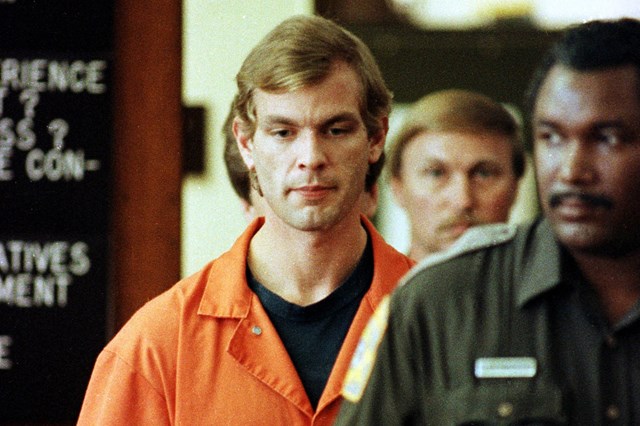 Familiares das vítimas de Jeffrey Dahmer indignados série que