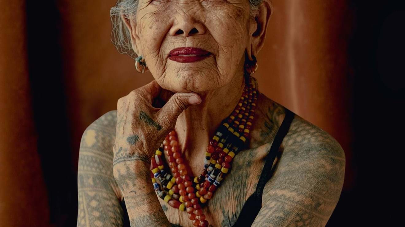 Tatuadora Filipina Torna Se Na Mulher Mais Velha Do Mundo A Ser Capa Da