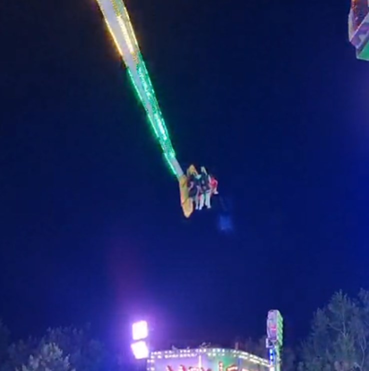 Pessoas resgatadas de diversão na Feira de São Mateus em Viseu