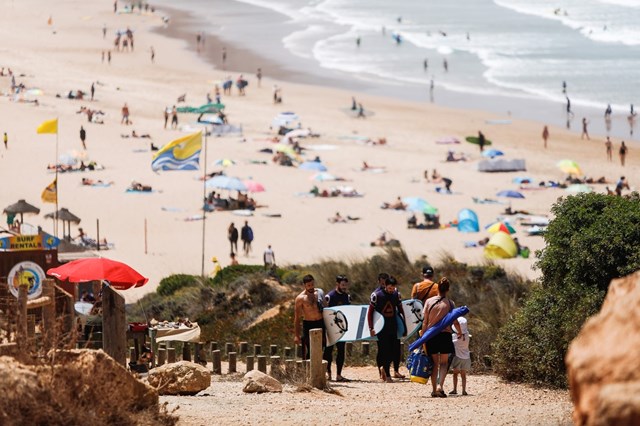 De Vila do Bispo à Praia da Amoreira do surf à ribeira que chega ao