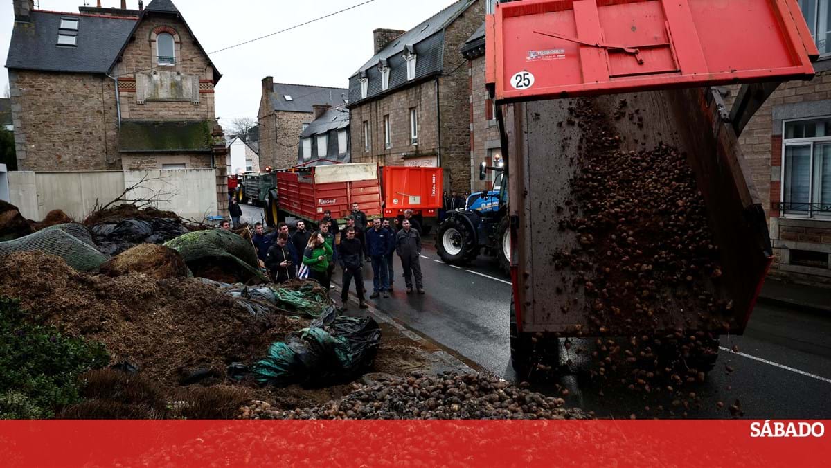 Protestos de agricultores em França aproximam se de Paris Mundo SÁBADO