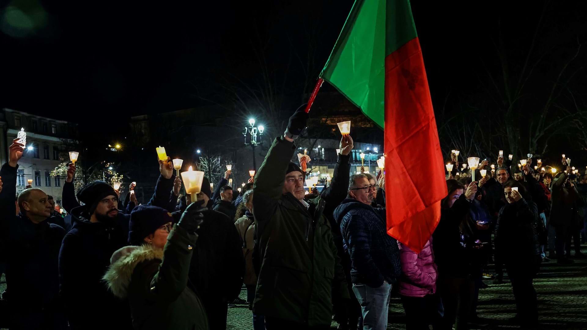 Protesto das forças de segurança junta centenas diante do Palácio de