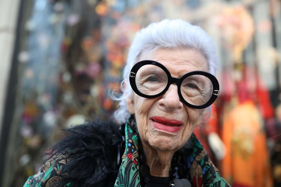 Ícone da moda Iris Apfel morre aos 102 anos Mundo SÁBADO