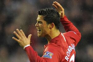 Ronaldo leva cartão vermelho em música