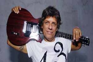 Zé Pedro dedica música à namorada