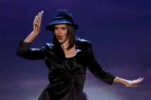 Katie Holmes homenageia Judy Garland